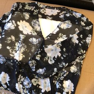 NY&C Co Black/White Floral Blouse  Light weight. Long Sleeve With lace.  Size L